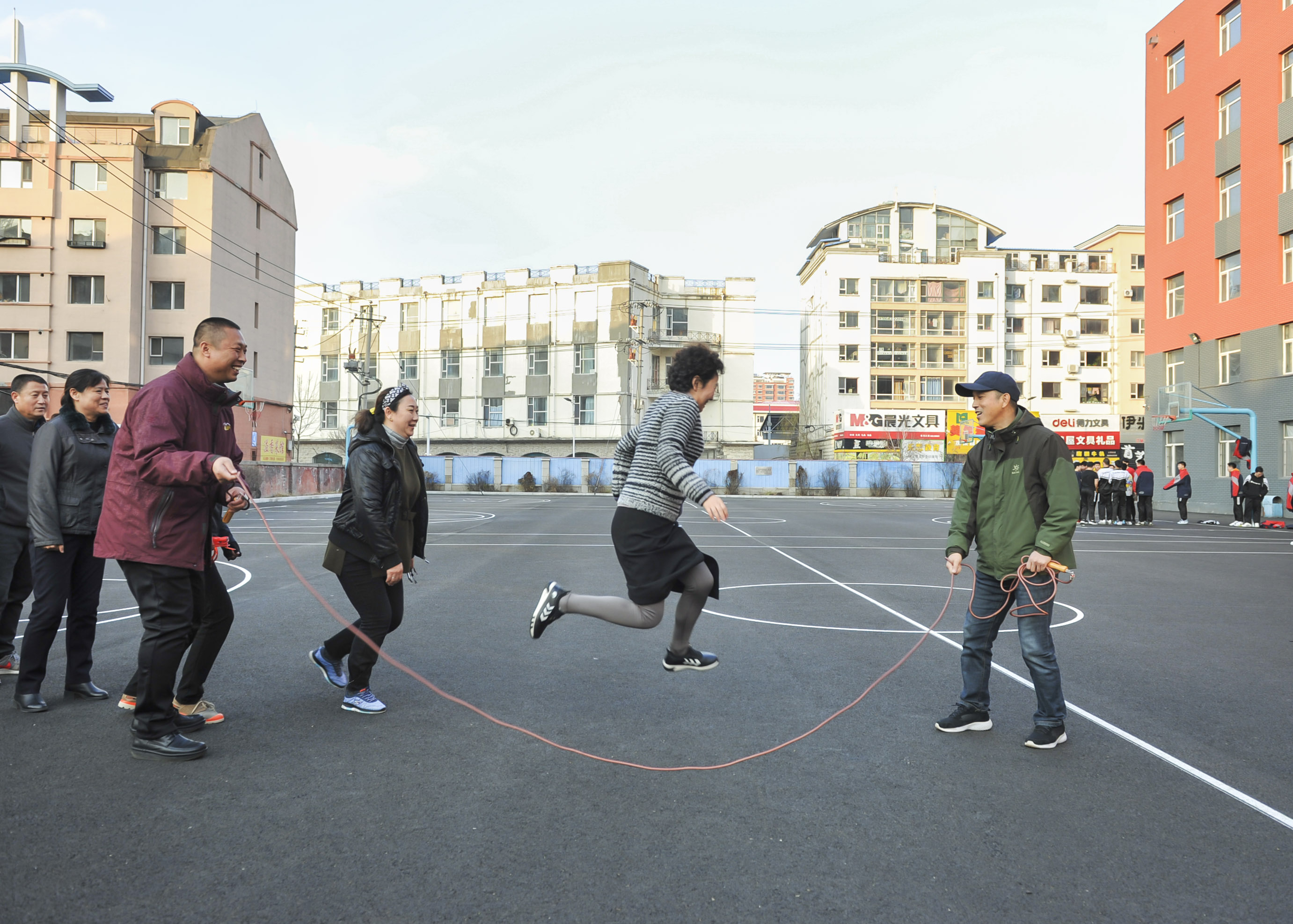 在户外做跳绳运动的人照片摄影图片_ID:127708504-Veer图库